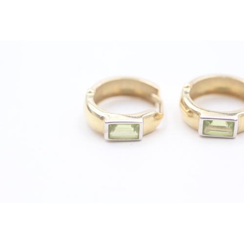 171 - 14ct gold peridot set huggy hoop earrings (2.5g)