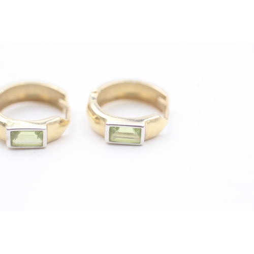 171 - 14ct gold peridot set huggy hoop earrings (2.5g)