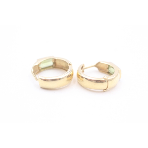 171 - 14ct gold peridot set huggy hoop earrings (2.5g)