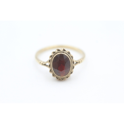 174 - 9ct gold rope edged oval cut garnet dress ring (2.2g) Size  Q