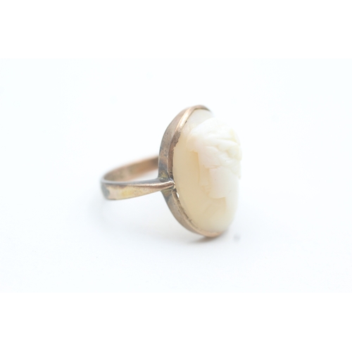 182 - 9ct gold shell cameo ring (4.2g) Size  M