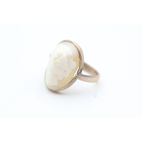 182 - 9ct gold shell cameo ring (4.2g) Size  M