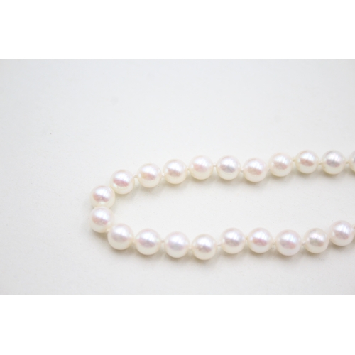 184 - 9ct gold cultured pearl & sapphire clasp cultured pearl single strand necklace (19.3g)