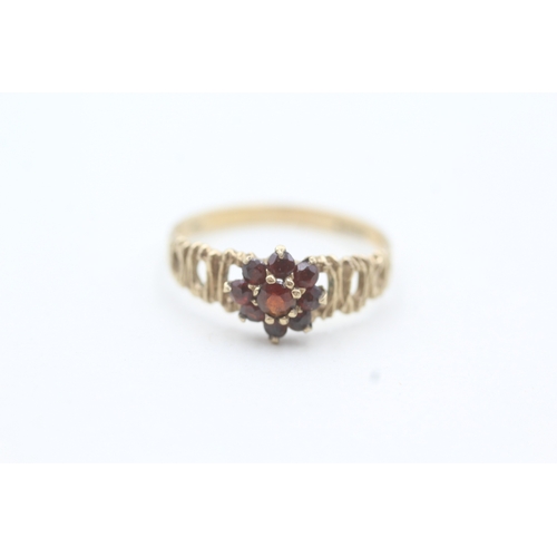 189 - 9ct gold garnet floral cluster ring (1.7g) Size  Q