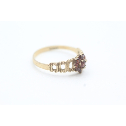 189 - 9ct gold garnet floral cluster ring (1.7g) Size  Q