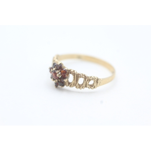 189 - 9ct gold garnet floral cluster ring (1.7g) Size  Q