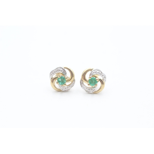 191 - 9ct white and yellow gold emerald set swirl stud earrings (0.9g)