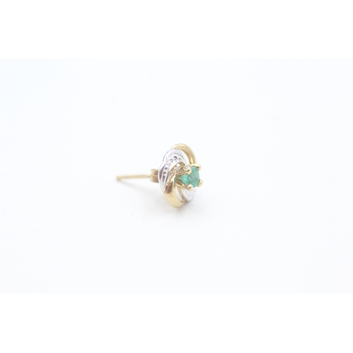 191 - 9ct white and yellow gold emerald set swirl stud earrings (0.9g)