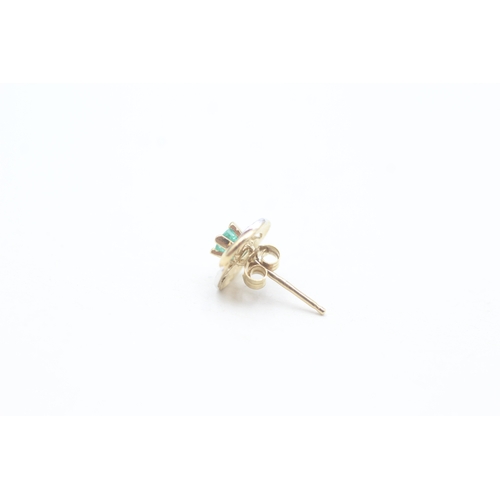 191 - 9ct white and yellow gold emerald set swirl stud earrings (0.9g)