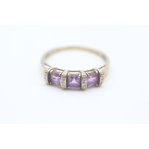 200 - 9ct gold amethyst three stone ring with diamond spacers (2.6g) Size  T