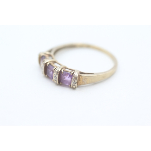 200 - 9ct gold amethyst three stone ring with diamond spacers (2.6g) Size  T