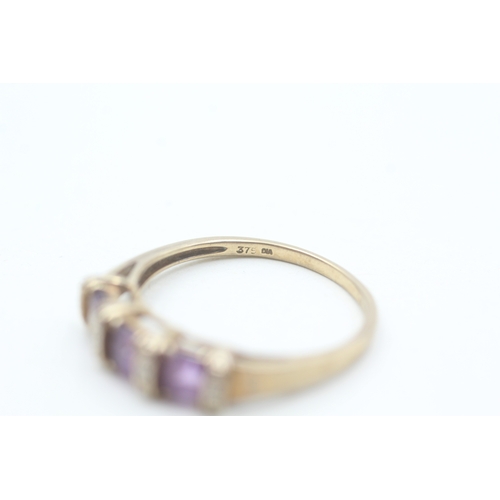 200 - 9ct gold amethyst three stone ring with diamond spacers (2.6g) Size  T