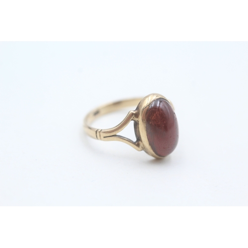 201 - 9ct gold garnet cabochon set cocktail ring (2.9g) Size  P