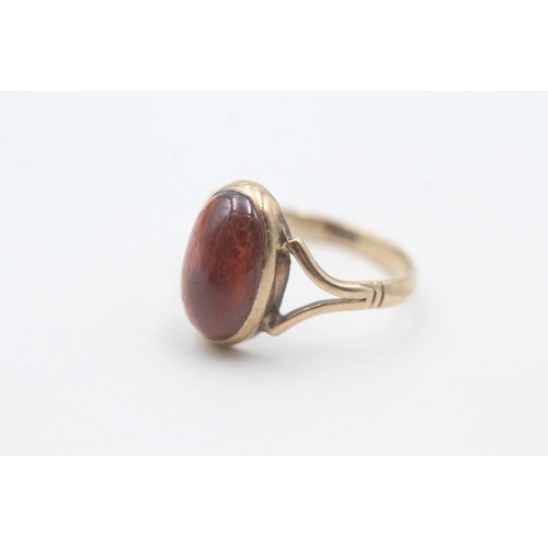 201 - 9ct gold garnet cabochon set cocktail ring (2.9g) Size  P