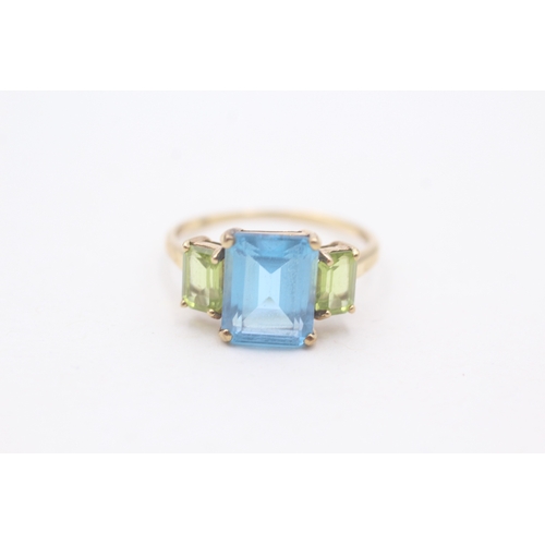 203 - 9ct gold peridot and blue topaz set trilogy ring (2g) Size  P 1/2