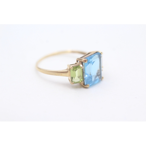 203 - 9ct gold peridot and blue topaz set trilogy ring (2g) Size  P 1/2