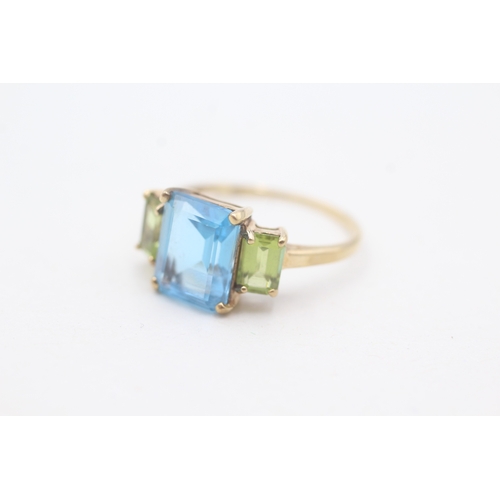 203 - 9ct gold peridot and blue topaz set trilogy ring (2g) Size  P 1/2