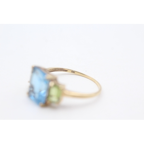 203 - 9ct gold peridot and blue topaz set trilogy ring (2g) Size  P 1/2