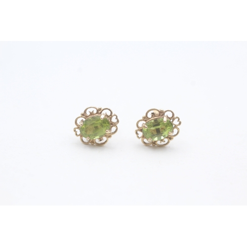 207 - 9ct gold peridot set stud earrings (1.4g)