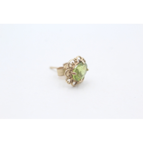 207 - 9ct gold peridot set stud earrings (1.4g)