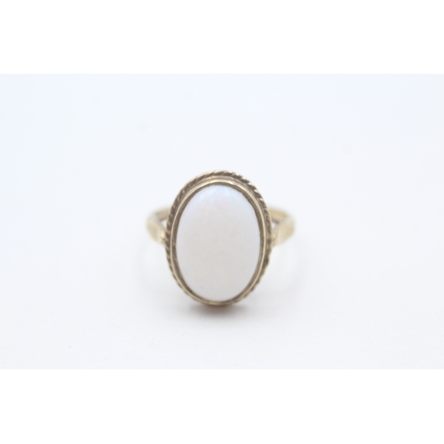 212 - 9ct gold opal set cocktail ring (2.8g) Size  M