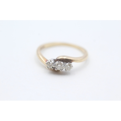 215 - 9ct gold diamond three stone ring (2.5g) Size  P