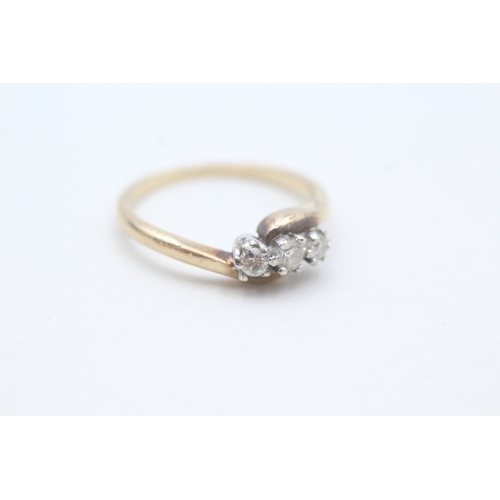 215 - 9ct gold diamond three stone ring (2.5g) Size  P