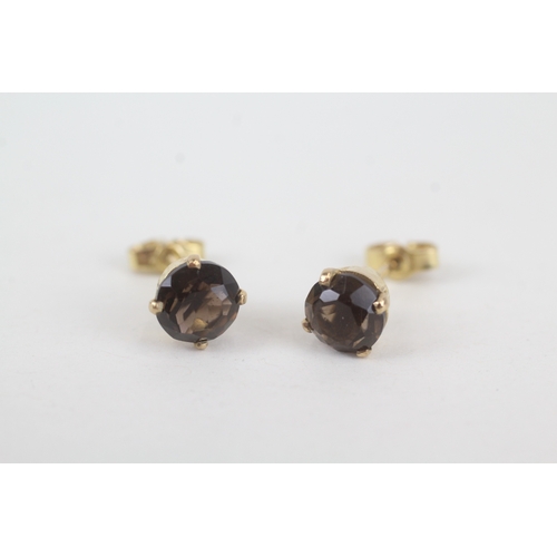 32 - 9ct gold smokey quartz single stone stud earrings (1.8g)