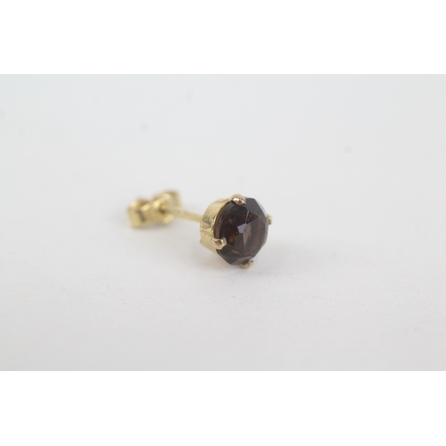 32 - 9ct gold smokey quartz single stone stud earrings (1.8g)