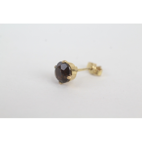 32 - 9ct gold smokey quartz single stone stud earrings (1.8g)