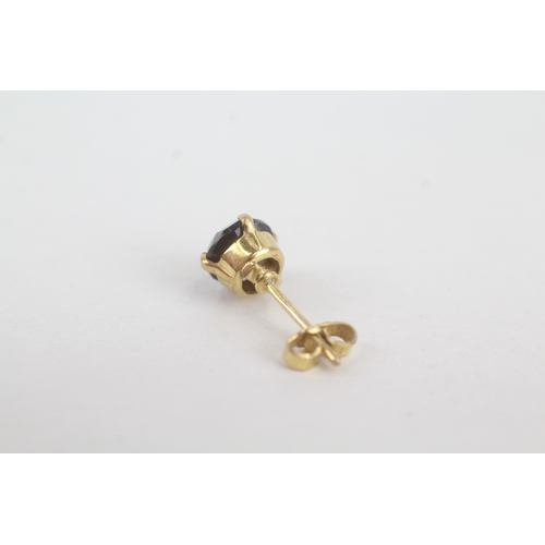 32 - 9ct gold smokey quartz single stone stud earrings (1.8g)