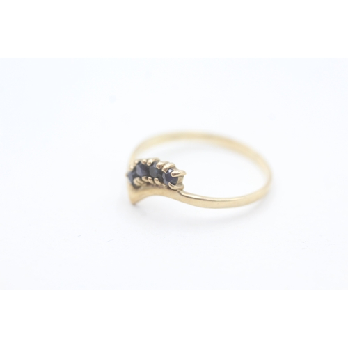 38 - 9ct gold sapphire set wishbone chevron shaped band ring (1.2g) Size  P