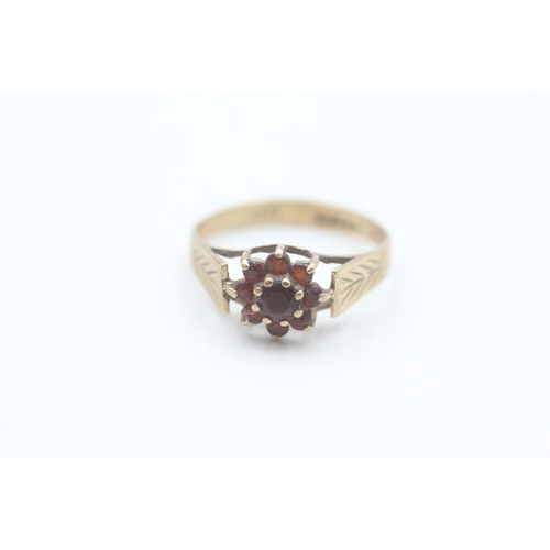 55 - 9ct gold garnet floral cluster ring (1.4g) Size  K