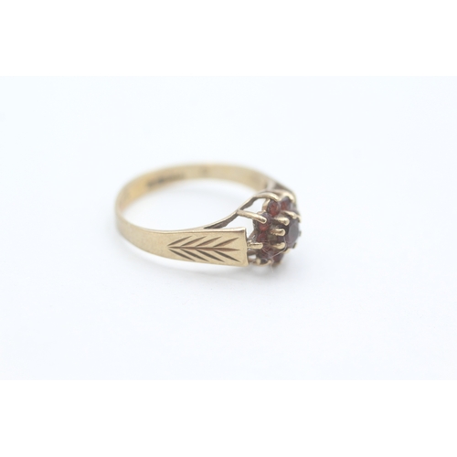 55 - 9ct gold garnet floral cluster ring (1.4g) Size  K