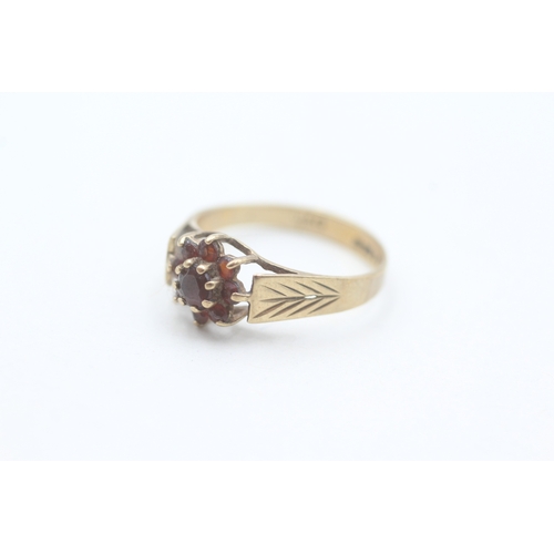 55 - 9ct gold garnet floral cluster ring (1.4g) Size  K