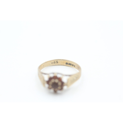 55 - 9ct gold garnet floral cluster ring (1.4g) Size  K