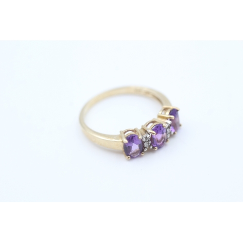 6 - 9ct gold amethyst three stone ring with diamond spacers (2.4g) Size  P