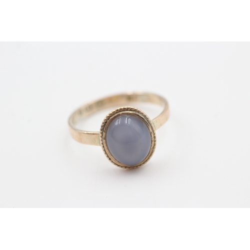 60 - 9ct gold oval blue chalcedony cabochon single stone ring (2.3g) Size  P