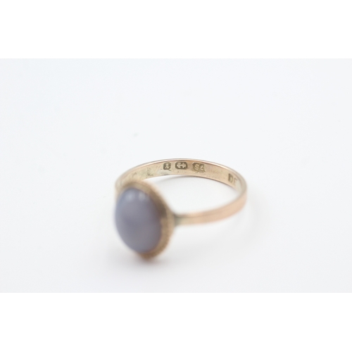 60 - 9ct gold oval blue chalcedony cabochon single stone ring (2.3g) Size  P