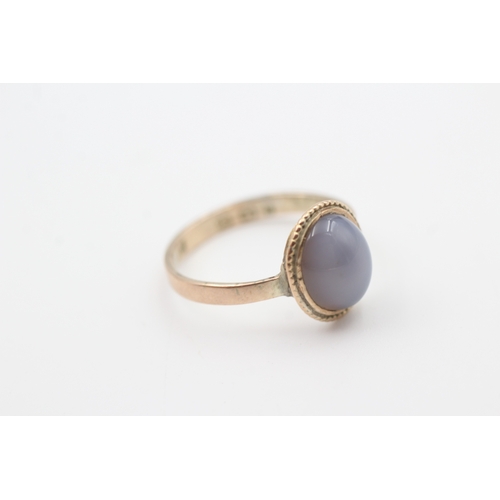 60 - 9ct gold oval blue chalcedony cabochon single stone ring (2.3g) Size  P