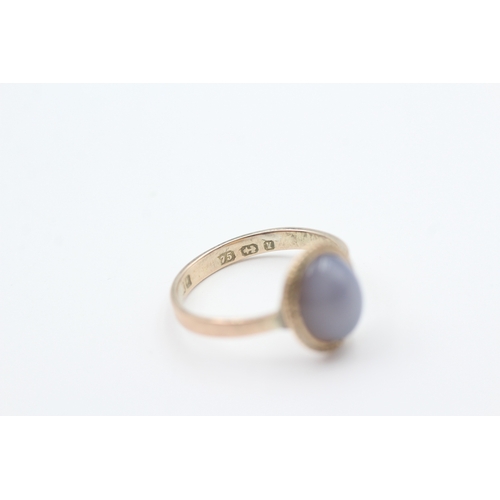 60 - 9ct gold oval blue chalcedony cabochon single stone ring (2.3g) Size  P