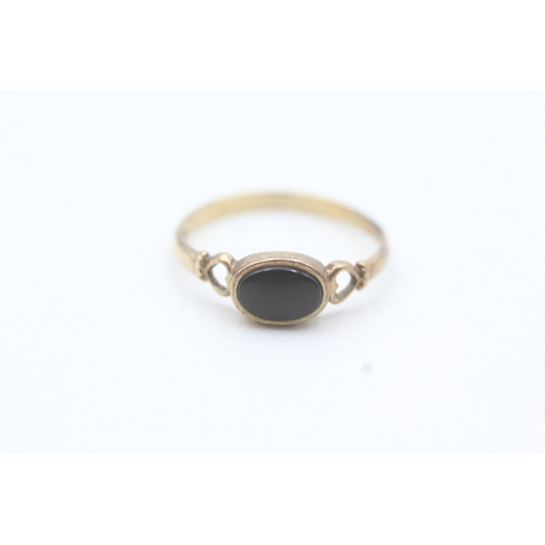 65 - 9ct gold onyx signet ring (1.2g) Size  N