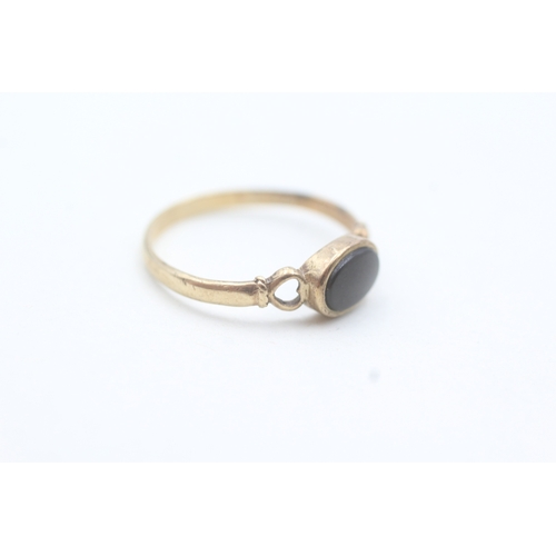 65 - 9ct gold onyx signet ring (1.2g) Size  N