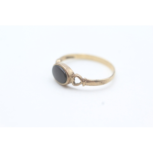 65 - 9ct gold onyx signet ring (1.2g) Size  N