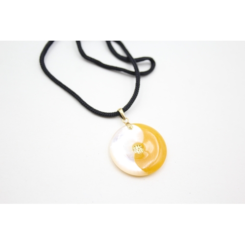 72 - 14ct gold yellow jade and mother-of-pearl set ying-yang pendant necklace (1g)