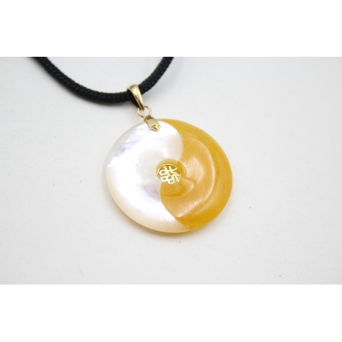 72 - 14ct gold yellow jade and mother-of-pearl set ying-yang pendant necklace (1g)