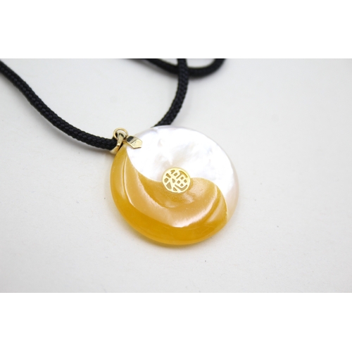 72 - 14ct gold yellow jade and mother-of-pearl set ying-yang pendant necklace (1g)