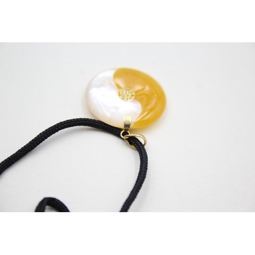 72 - 14ct gold yellow jade and mother-of-pearl set ying-yang pendant necklace (1g)