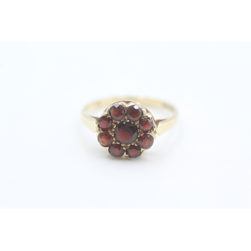 84 - 9ct gold garnet set floral cluster ring (2g) Size  N