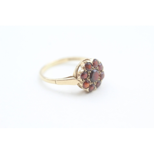 84 - 9ct gold garnet set floral cluster ring (2g) Size  N